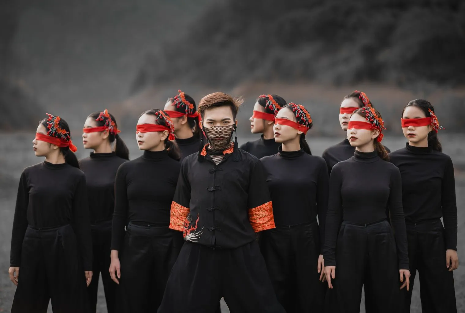 中央の1人を囲んで並ぶ黒い衣装のダンサーたち