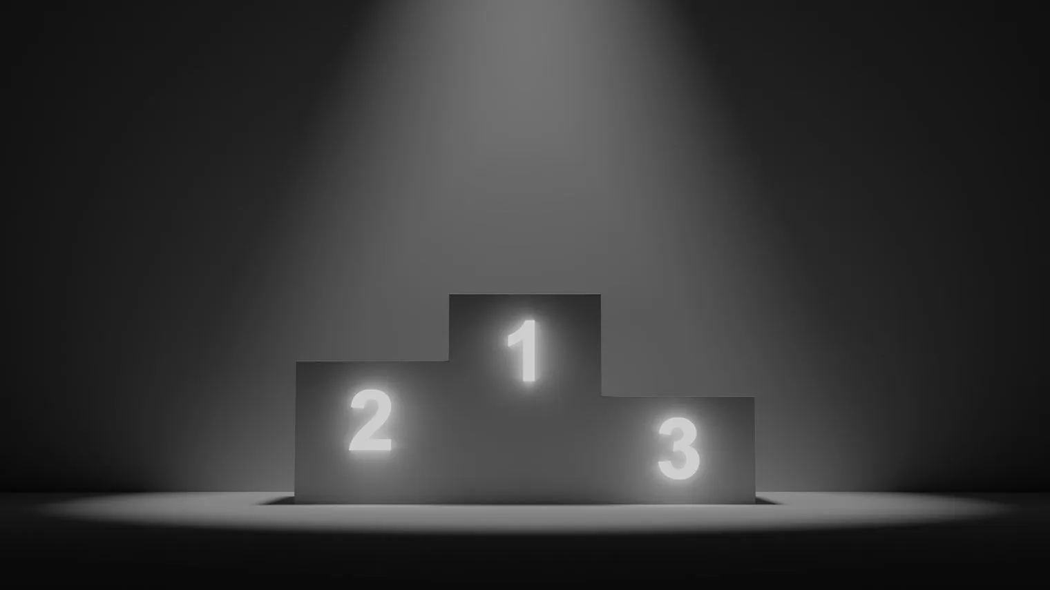 スポットライトに照らされた1位から3位の表彰台