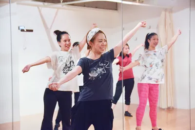 初心者でも進捗が見えるよう練習動画を確認する生徒