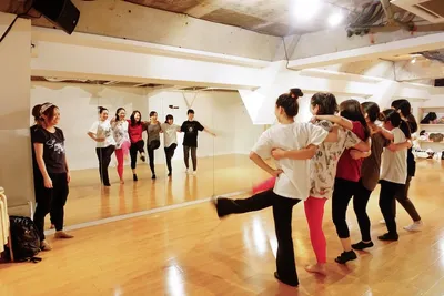 レッスン後にハイタッチする生徒と講師