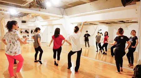 初心者の大人に寄り添って指導する講師の様子